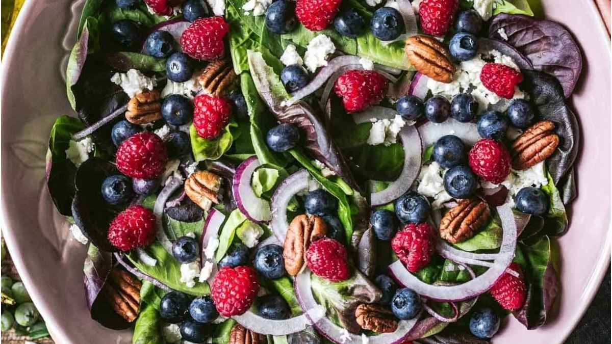 Blueberry Salad With Spinach, Feta Cheese & Pecans.