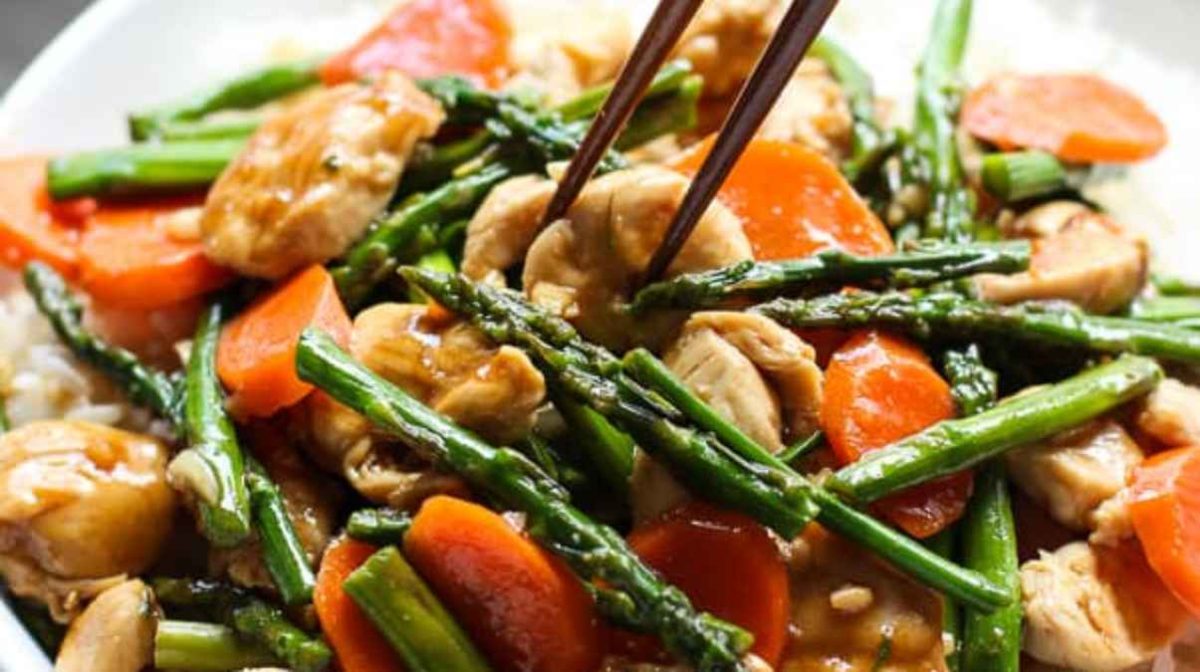 Chicken And Asparagus Stir Fry (Easy + Flavorful). 