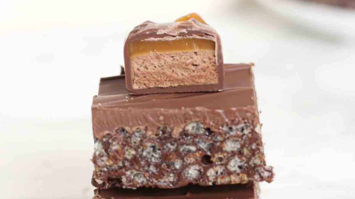 Mars Bar Traybake Cake (No-Bake Mars Bar Rice Krispie Squares).