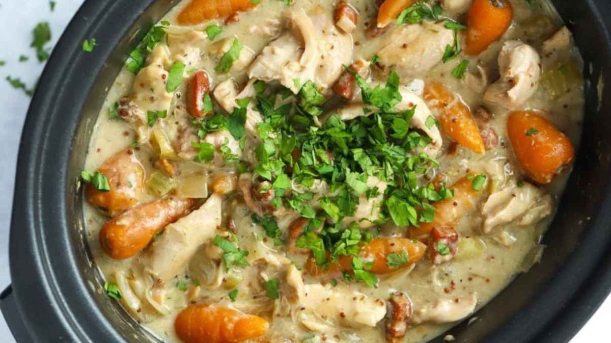 Slow Cooker Chicken Casserole {with Crispy Bacon}. 