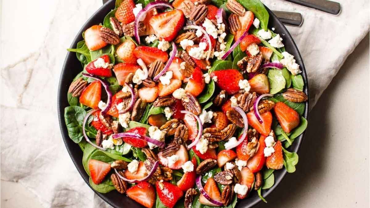 Strawberry Spinach Salad Recipe With Balsamic Dressing. 