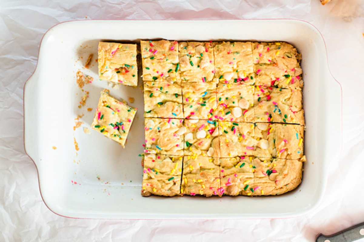 Easy Bake Sale Desserts 39 Funfetti Cookie Bars.