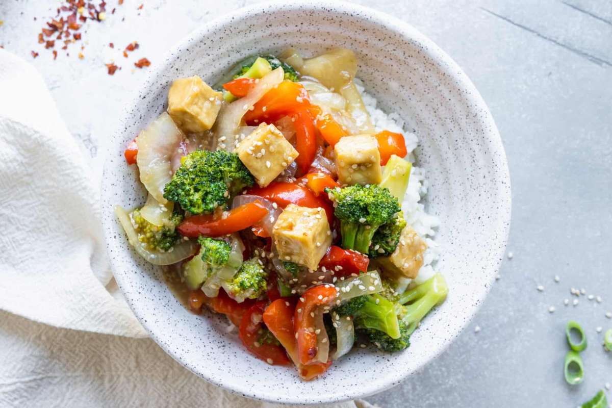 Crispy Sesame Garlic Tofu with Vegetables. 