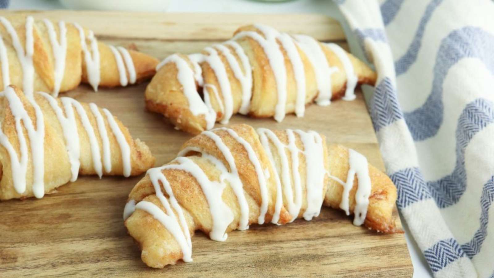 Cinnamon Roll Crescents recipe by Easy Everyday Recipes.